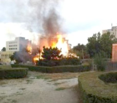 Casa de Cultură: Incendiu la baraca de lângă biserică